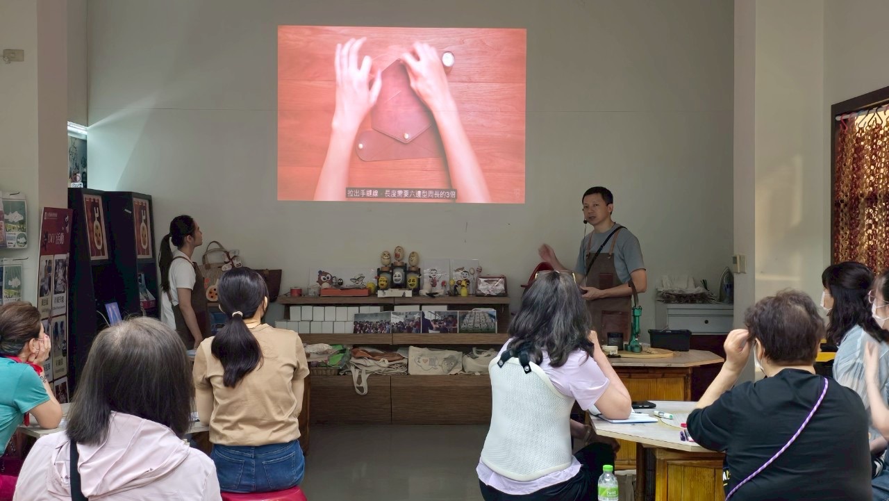 老師展開牛皮講解皮革部位選用知識
