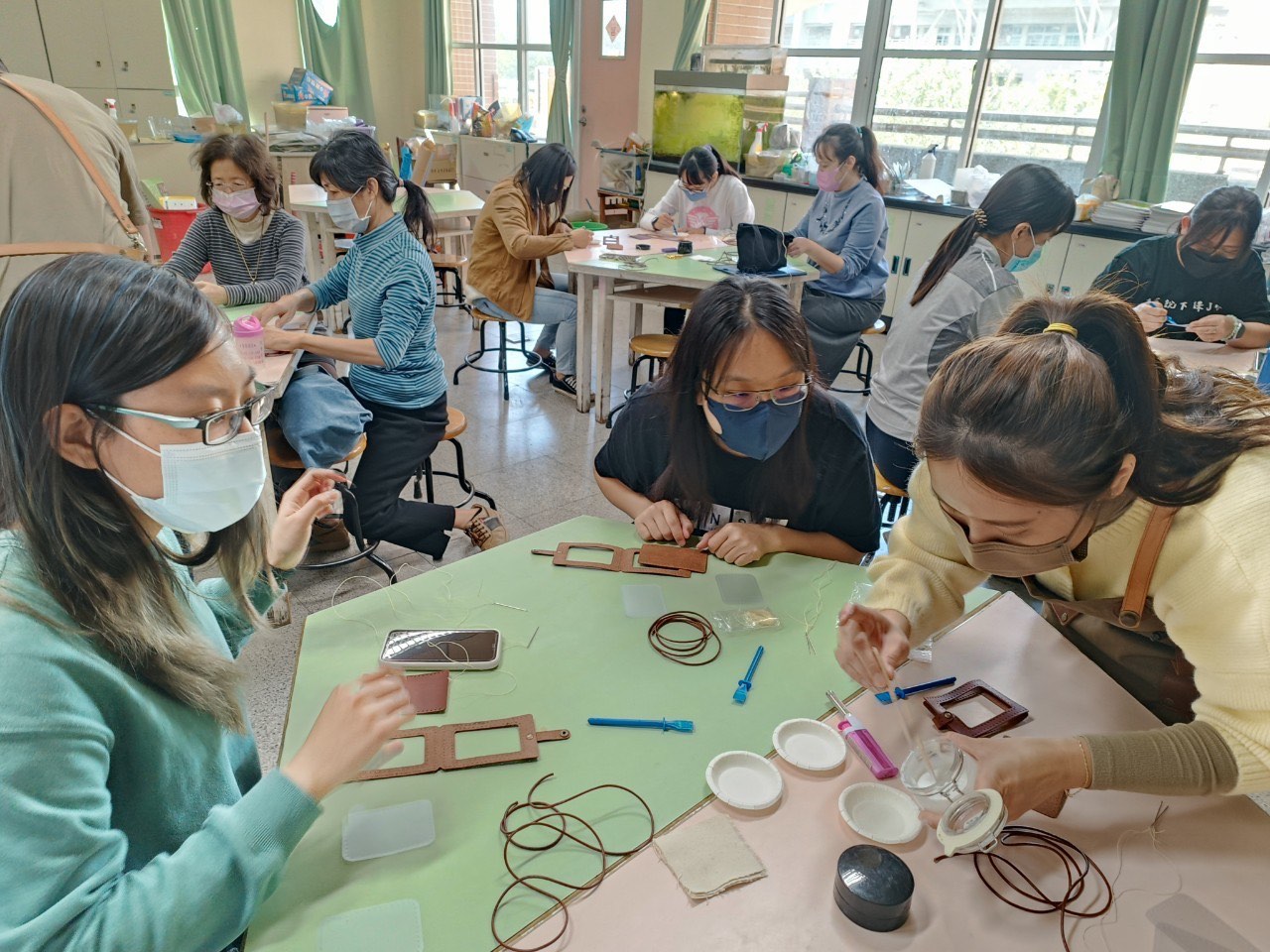 學員在工作坊專注縫製皮件，課程現場一景
