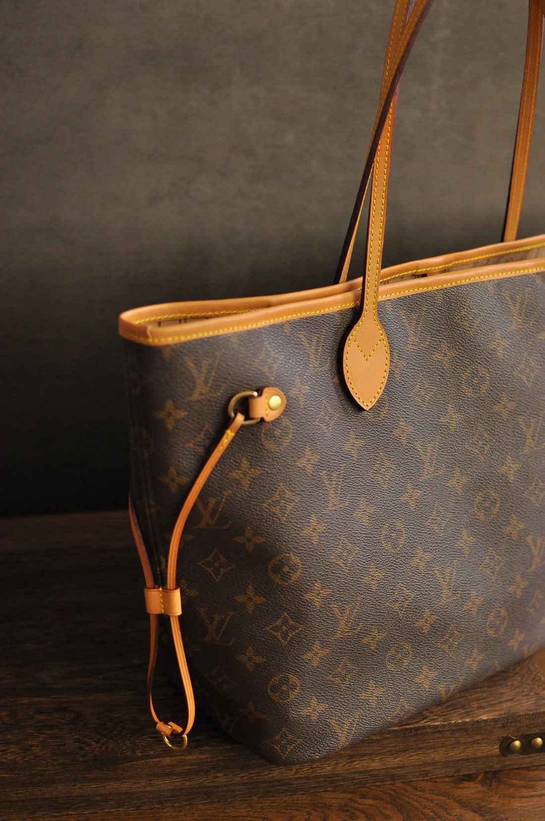 LV Neverfull 修復後，嶄新植鞣革提把完工，皮色均勻質感細膩