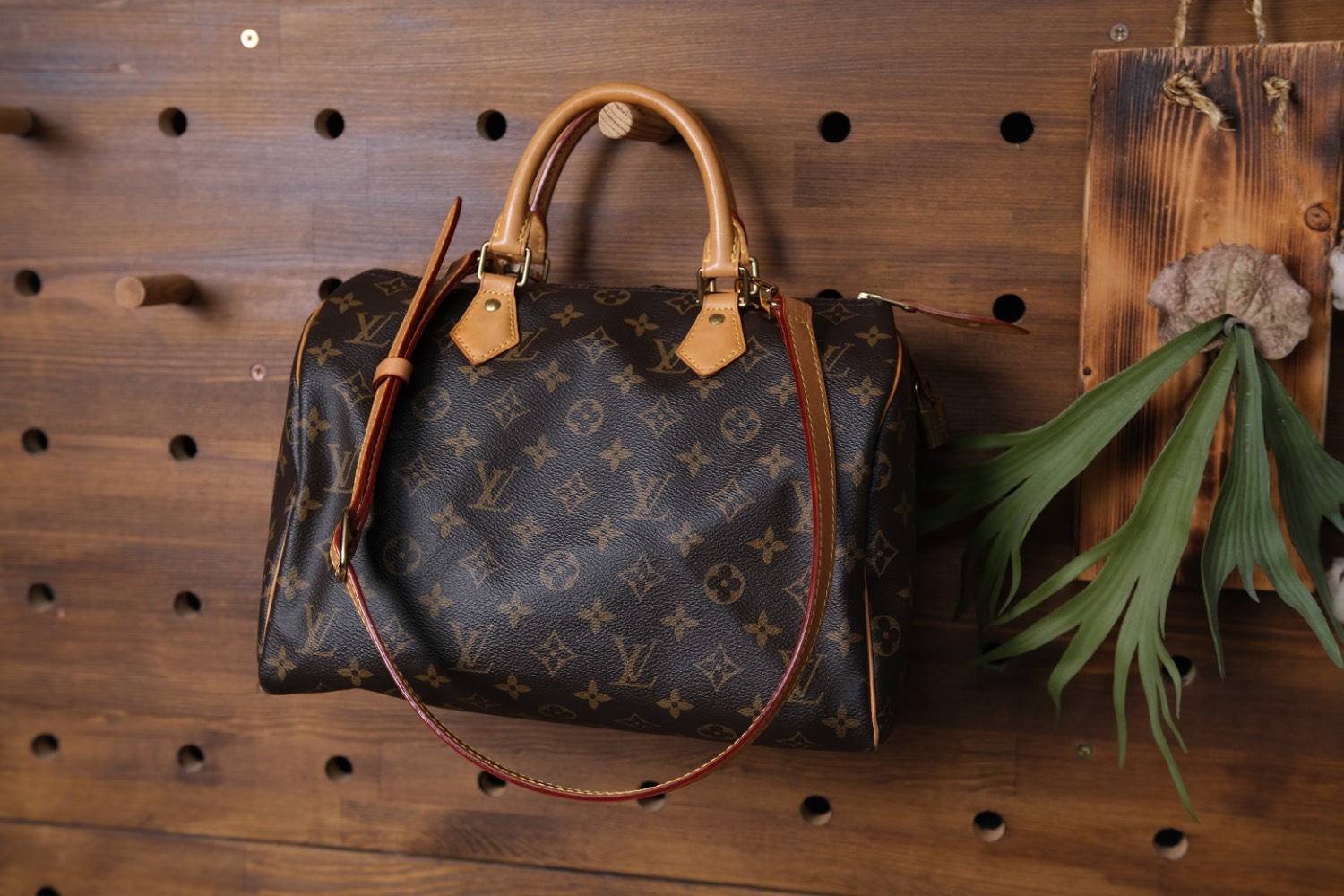 LV Speedy 手拿包加裝可拆式背帶,轉為斜背使用更便利